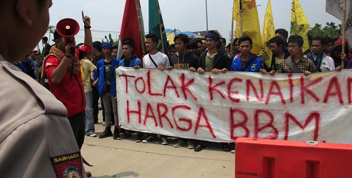 Adian Napitupulu Bingung Mahasiswa Tolak Harga Pertamax Naik, Zaman Jokowi 8 Tahun BBM Cuma Naik 16 Persen Lho!