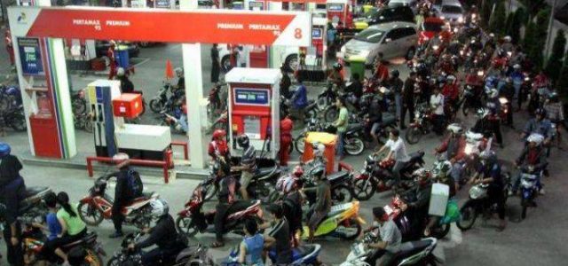 DPR Minta Antrian di SPBU Bisa Diatasi