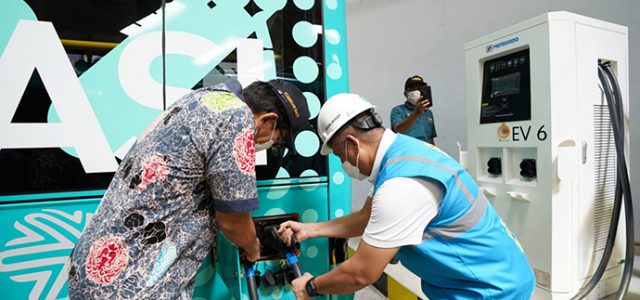 Pertama! SPKLU Ada Di Pool Transjakarta