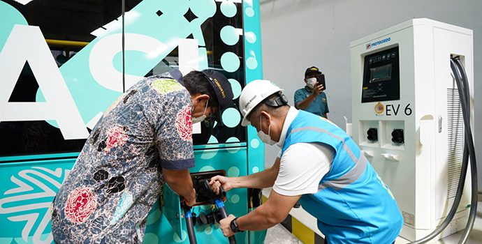 Pertama! SPKLU Ada Di Pool Transjakarta