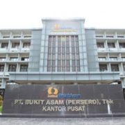 Dirut PTBA Sabet Penghargaan pada Ajang Global Youth Leadership Summit & Award 2022 Bangkok