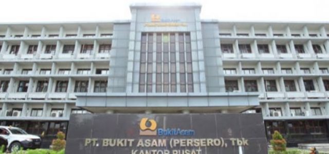 Dirut PTBA Sabet Penghargaan pada Ajang Global Youth Leadership Summit & Award 2022 Bangkok