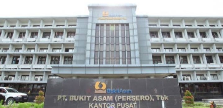 Dirut PTBA Sabet Penghargaan pada Ajang Global Youth Leadership Summit & Award 2022 Bangkok