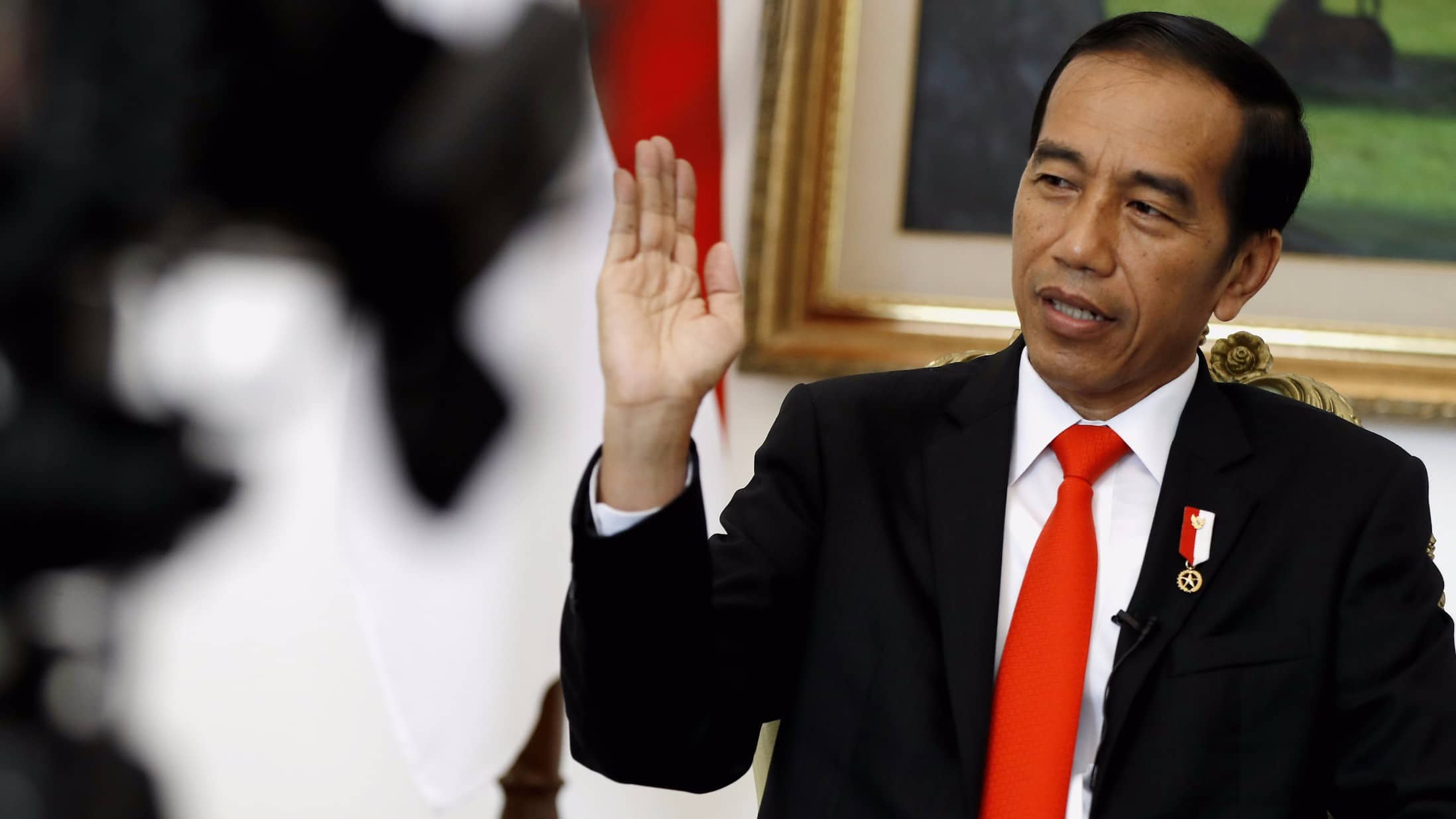 Jokowi Bagikan BLT BBM