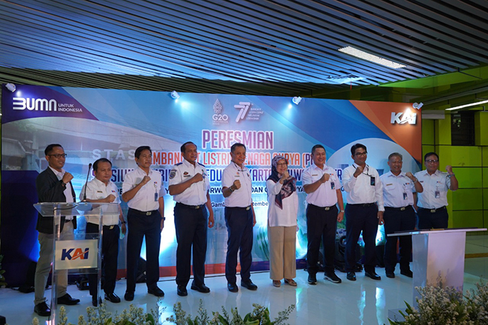 Pasang PLTS di Satsiun Gambir, Upaya PT KAI Turunkan Emisi Karbon