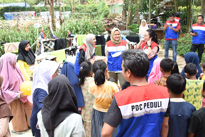 Peduli Korban Bencana Cianjur, Pertamina PDC Serahkan Bantuan Hingga Trauma Healing