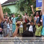 relawan pertamina peduli gelar trauma healing untuk pengungsi di posko utama desa mekarsari