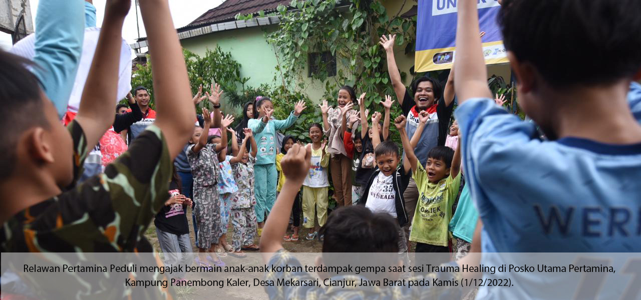 relawan pertamina peduli gelar trauma healing untuk pengungsi di posko utama desa mekarsari