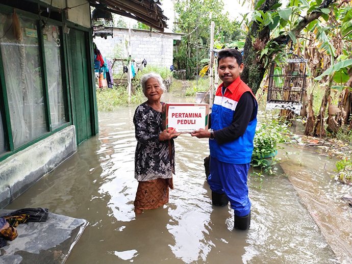 Banjir Melanda Semarang, Pertamina Gerak Cepat Salurkan Bantuan Bright Gas dan Sembako ke Posko Utama