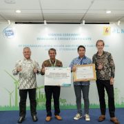 PLN UID Jaya Serahkan Sertifikat Energi Hijau ke Pabrik Susu Frisian Flag Indonesia