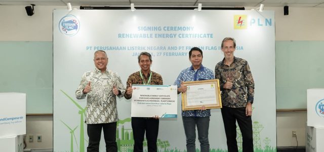 PLN UID Jaya Serahkan Sertifikat Energi Hijau ke Pabrik Susu Frisian Flag Indonesia