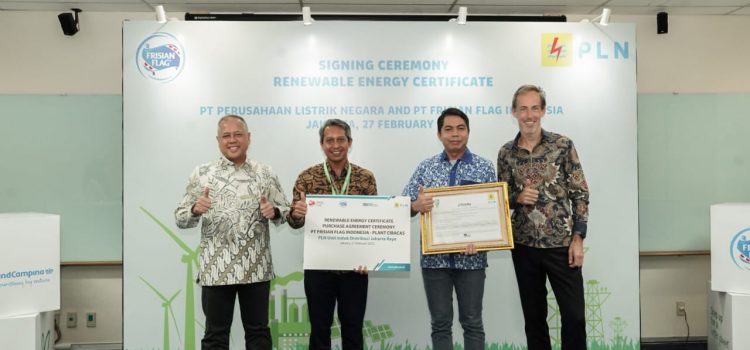 PLN UID Jaya Serahkan Sertifikat Energi Hijau ke Pabrik Susu Frisian Flag Indonesia