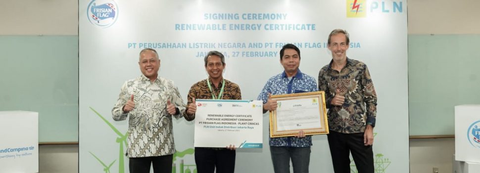PLN UID Jaya Serahkan Sertifikat Energi Hijau ke Pabrik Susu Frisian Flag Indonesia