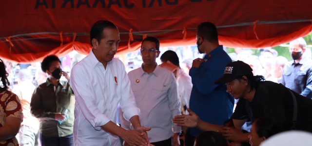 Direksi Pertamina Dampingi Presiden Jokowi Kunjungi Posko Pengungsian