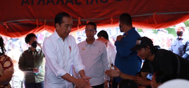 Direksi Pertamina Dampingi Presiden Jokowi Kunjungi Posko Pengungsian