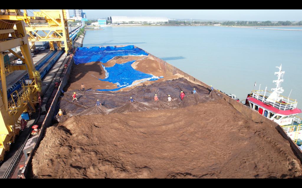 Lewat Jalur Laut, PLN EPI Kirim Biomassa Sawdust ke PLTU Tanjung Awar Awar