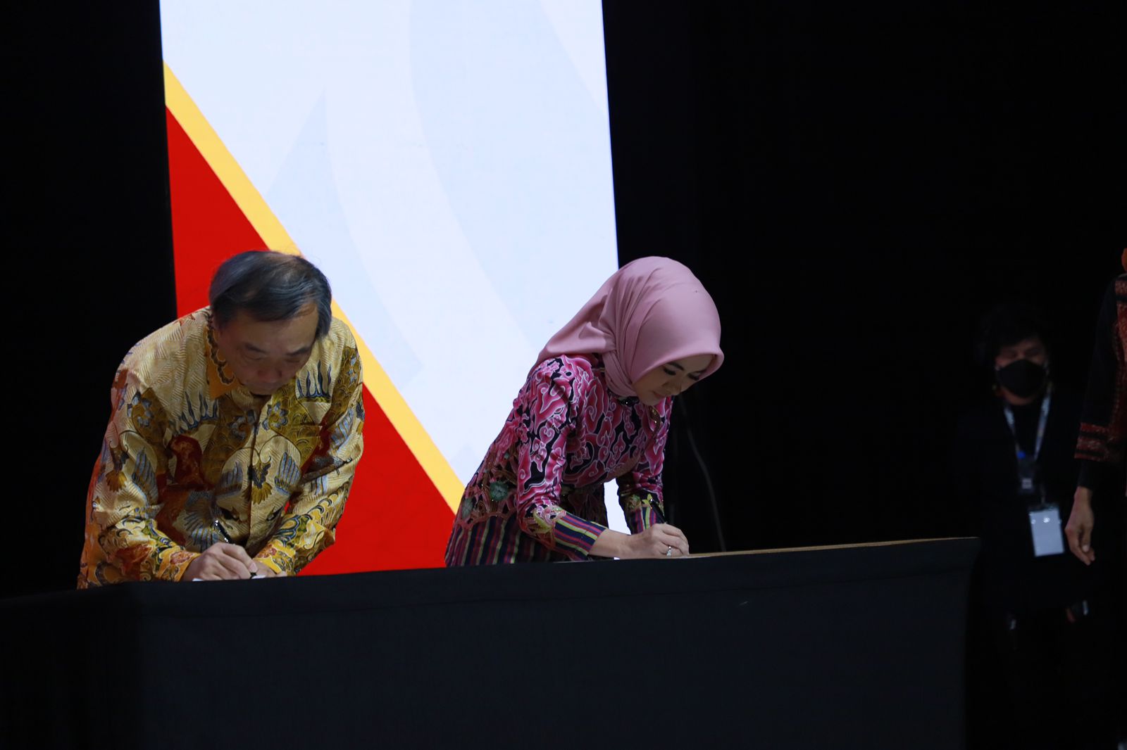 Sah! Pertamina dan Petronas Tandatangani Perjanjian Jual Beli dengan Shell untuk 35% Kepemilikan di Blok Masela