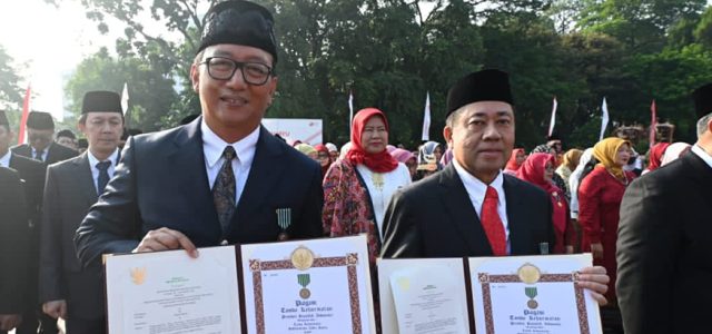 Dua Perwira Terbaik Pertamina Raih Satyalancana Wira Karya dari Presiden RI