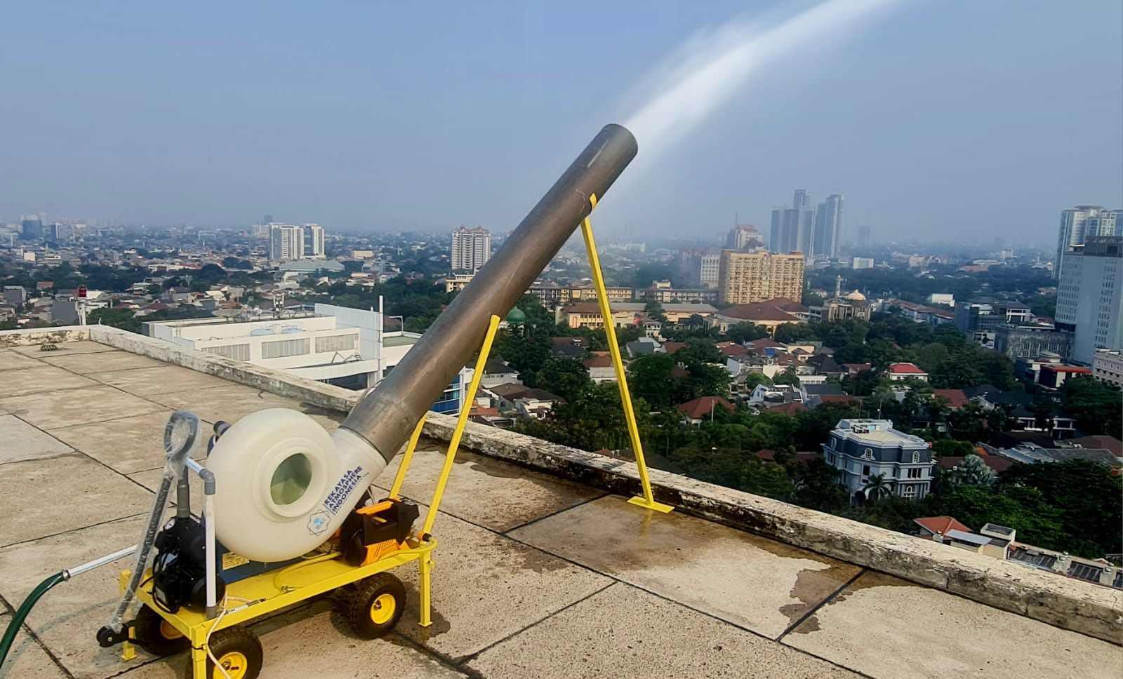 Tekan Polusi Udara Jakarta, Kantor Pusat PLN Gunakan Mist Generator