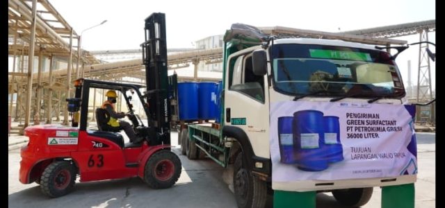 Dukung Optimalisasi Produksi Minyak Bumi di Lapangan Walio, Petrokimia Gresik Suplai 36.000 Liter Green Surfactant