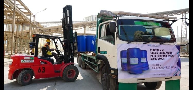 Dukung Optimalisasi Produksi Minyak Bumi di Lapangan Walio, Petrokimia Gresik Suplai 36.000 Liter Green Surfactant