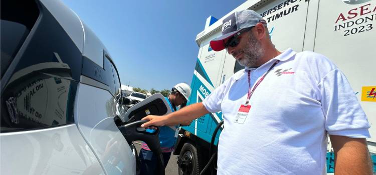 Gunakan SPKLU PLN, Crew Dorna Sport: It’s Very Good and Very Fast