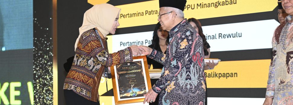 Nicke Widyawati Berhasil Raih Penghargaan Tertinggi Green Leadership Utama dari Kementrian LHK