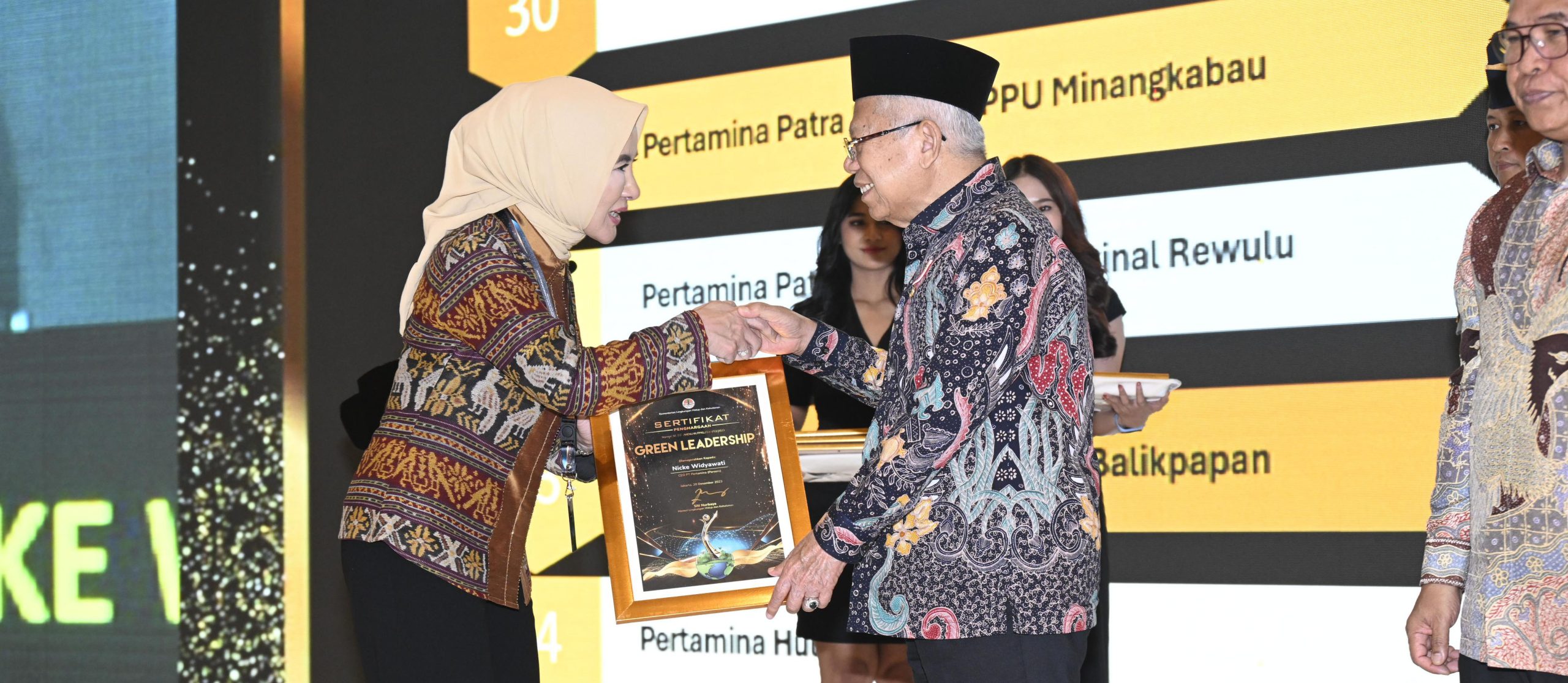 Nicke Widyawati Berhasil Raih Penghargaan Tertinggi Green Leadership Utama dari Kementrian LHK