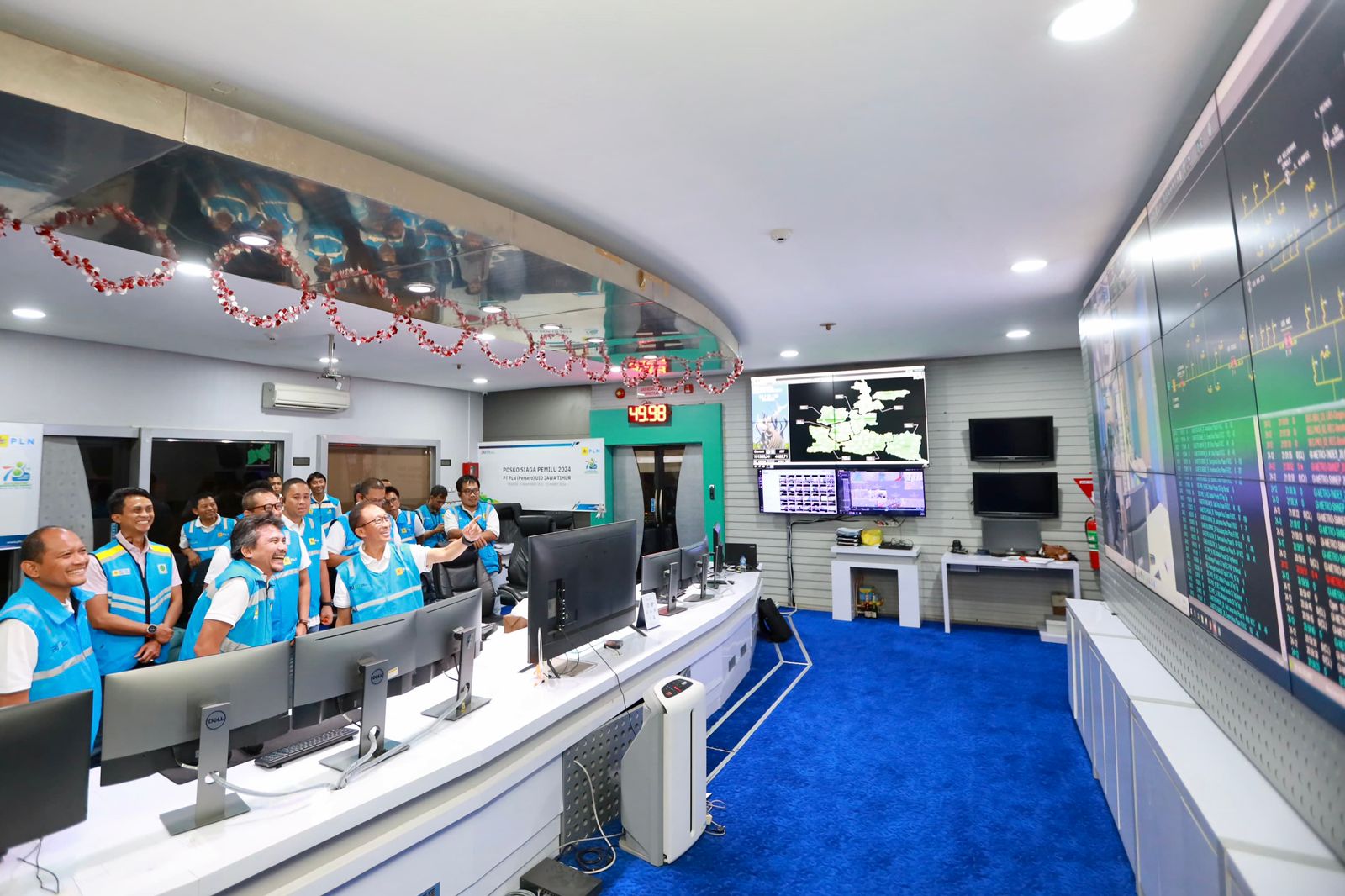 Sambung Jaringan Listrik ke 3 Desa Kabupaten Jayapura, PLN Terangi 279 KK 24 Jam Terang Benderang