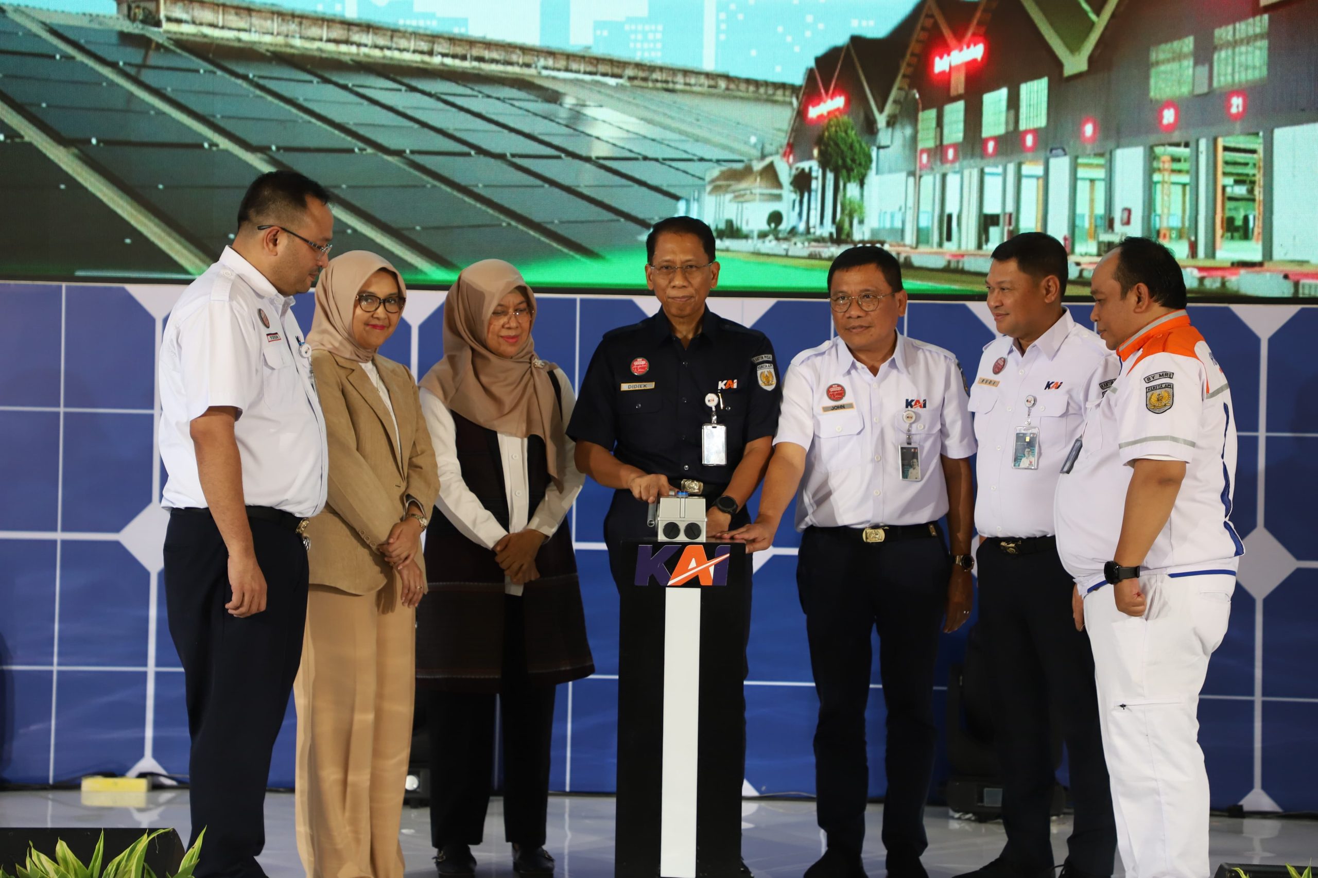 Kurangi Emisi, KAI Resmikan PLTS di 40 Stasiun dan 2 Balai Yasa