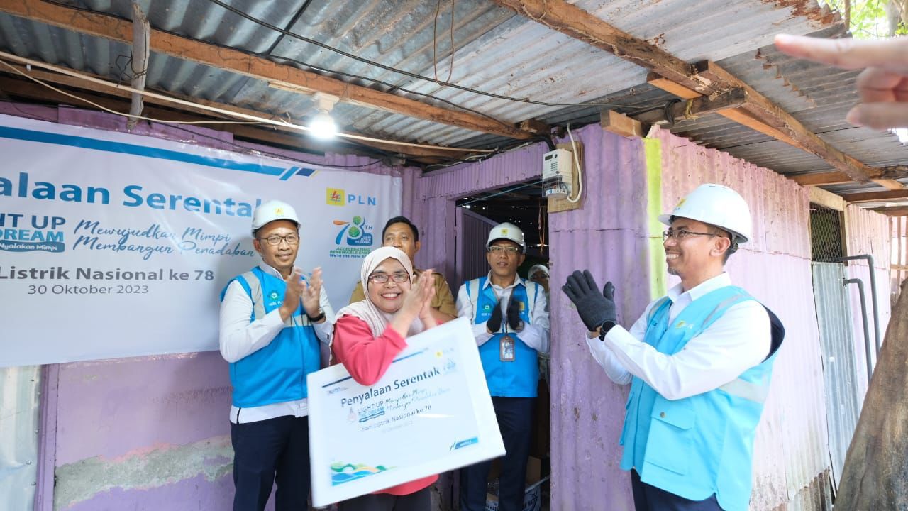 2023, Sambung Listrik Gratis Donasi Pegawai PLN Nyalakan Lebih dari 17.000 Rumah