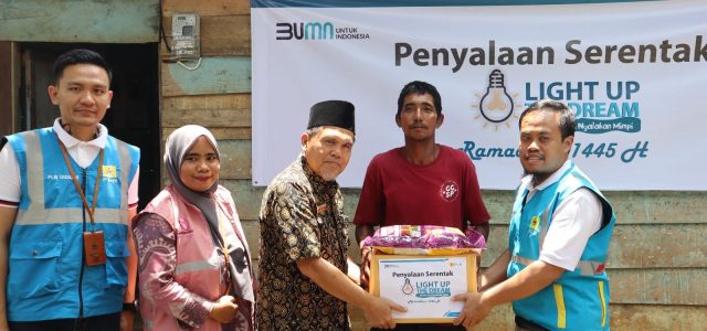 Lewat Program Light Up the Dream, 2.920 Keluarga Prasejahtera di Berbagai Daerah Dapat Sambungan Listrik Gratis
