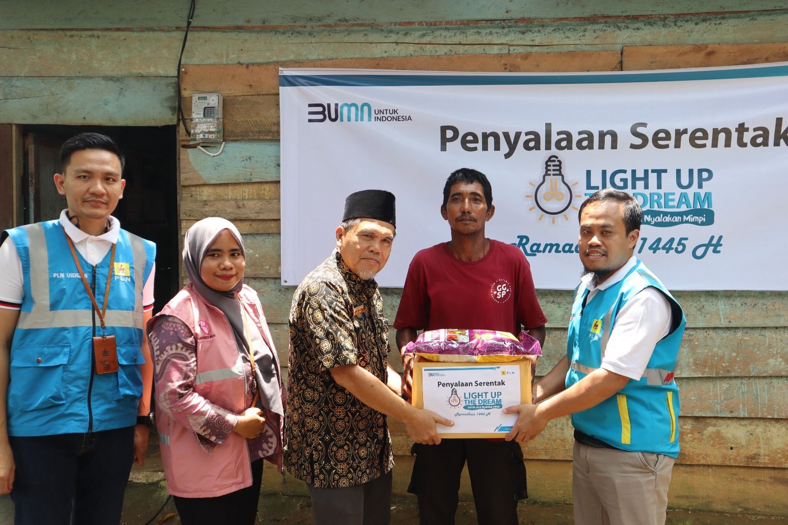 Lewat Program Light Up the Dream, 2.920 Keluarga Prasejahtera di Berbagai Daerah Dapat Sambungan Listrik Gratis