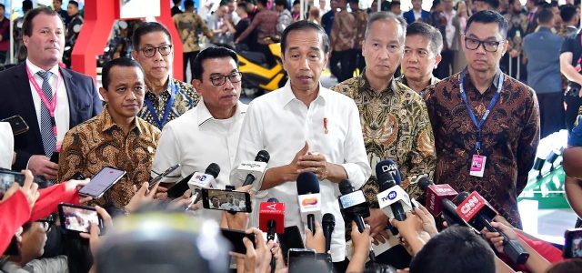 Kunjungi Booth PLN di PEVS 2024, Presiden Jokowi Dapat Penjelasan Soal Kesiapan Ekosistem Kendaraan Listrik