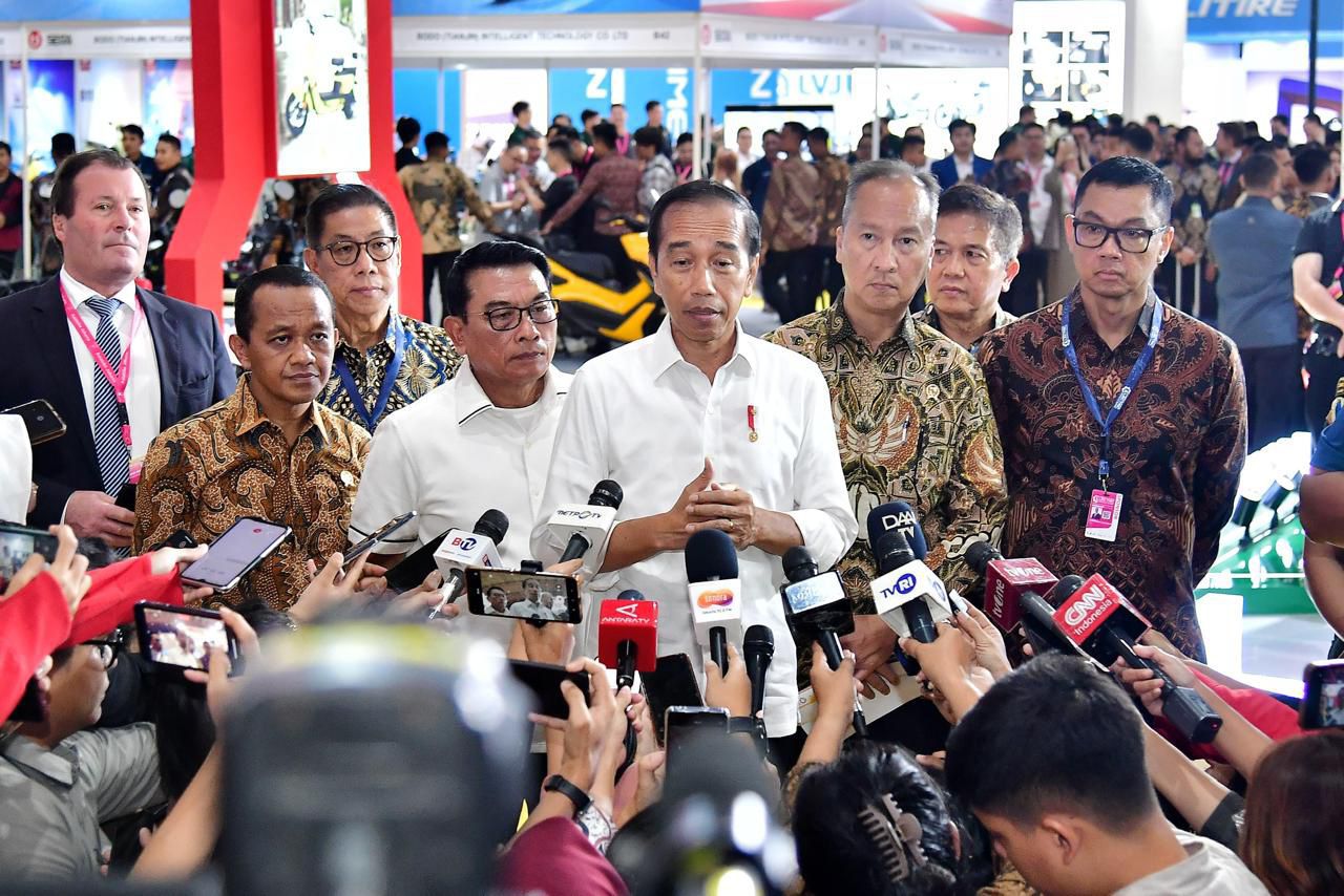Kunjungi Booth PLN di PEVS 2024, Presiden Jokowi Dapat Penjelasan Soal Kesiapan Ekosistem Kendaraan Listrik