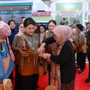 Dekranas Expo 2024, Ibu Negara Beli Batik dan Gelang di UMKM Mitra Binaan Pertamina