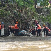 Berperan Aktif dalam Program River Clean Up, Relawan PLN EPI Lakukan Aksi Bersih-Bersih Sungai Ciliwung