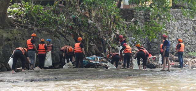 Berperan Aktif dalam Program River Clean Up, Relawan PLN EPI Lakukan Aksi Bersih-Bersih Sungai Ciliwung