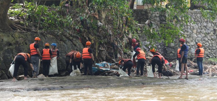 Berperan Aktif dalam Program River Clean Up, Relawan PLN EPI Lakukan Aksi Bersih-Bersih Sungai Ciliwung