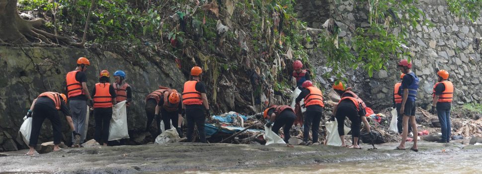Berperan Aktif dalam Program River Clean Up, Relawan PLN EPI Lakukan Aksi Bersih-Bersih Sungai Ciliwung