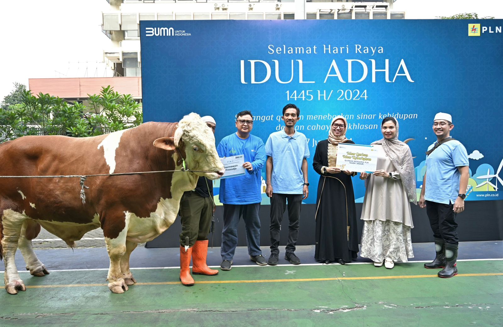 PLN Distribusikan Daging Kurban ke Seluruh Indonesia