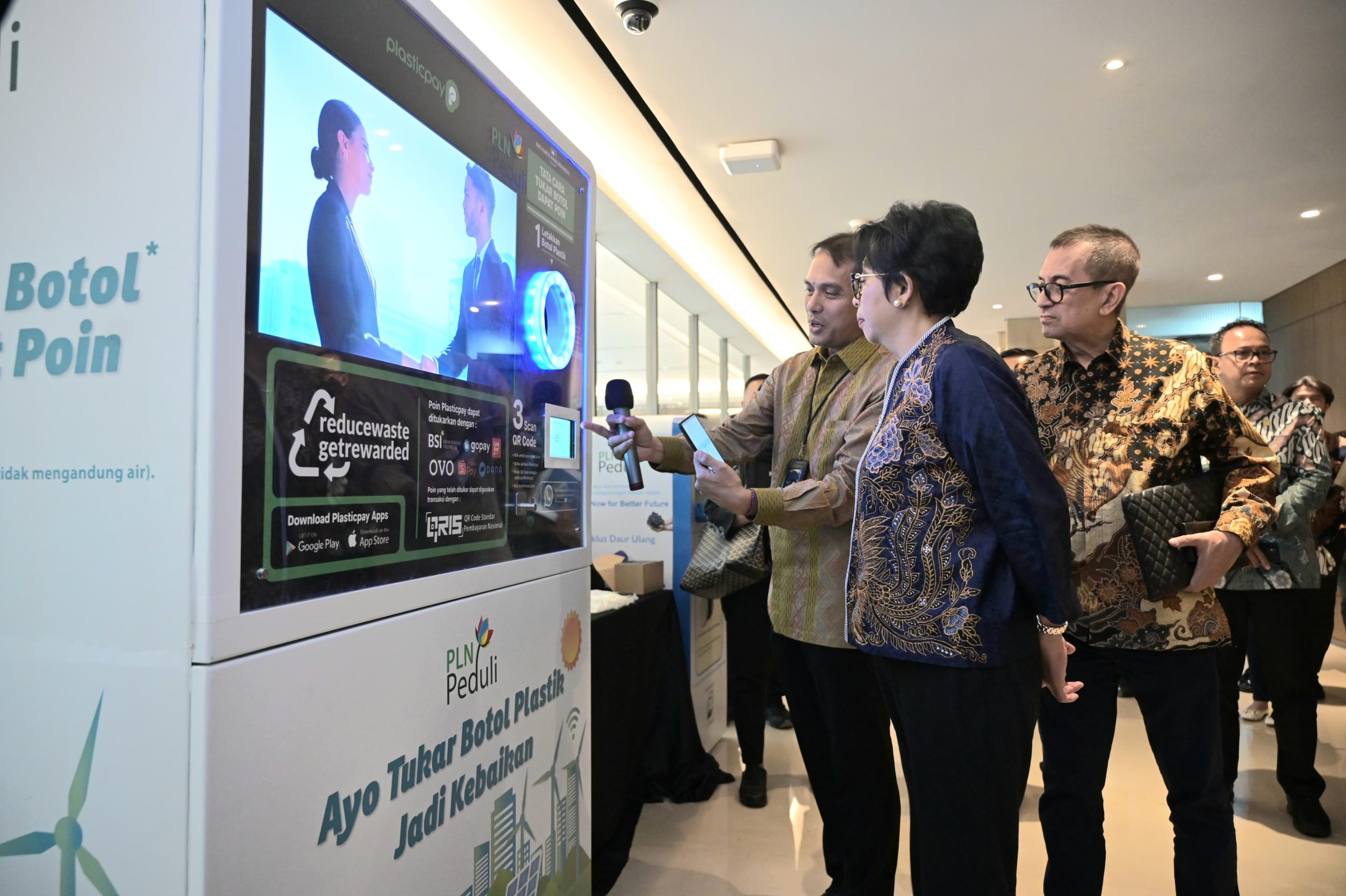 Sediakan Mesin Penampung Botol Plastik dan Baju Bekas di Lingkungan Kantor, Begini Cara PLN Libatkan Partisipasi Pegawai Daur Ulang Sampah