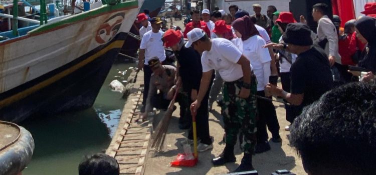 Implementasikan Program CSR, Elnusa Gelar Bersih Pantai Di Indramayu