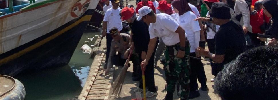 Implementasikan Program CSR, Elnusa Gelar Bersih Pantai Di Indramayu
