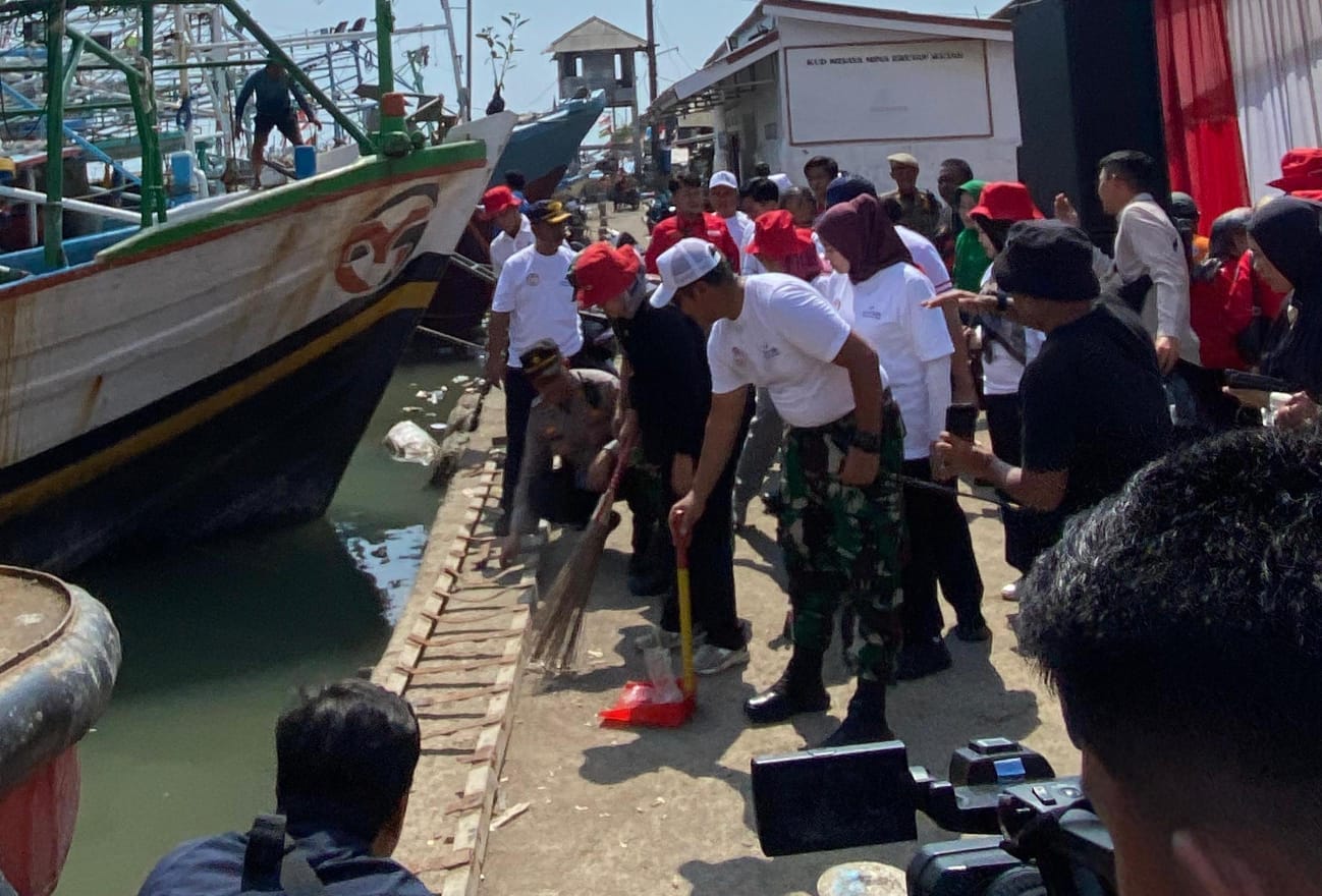 Implementasikan Program CSR, Elnusa Gelar Bersih Pantai Di Indramayu