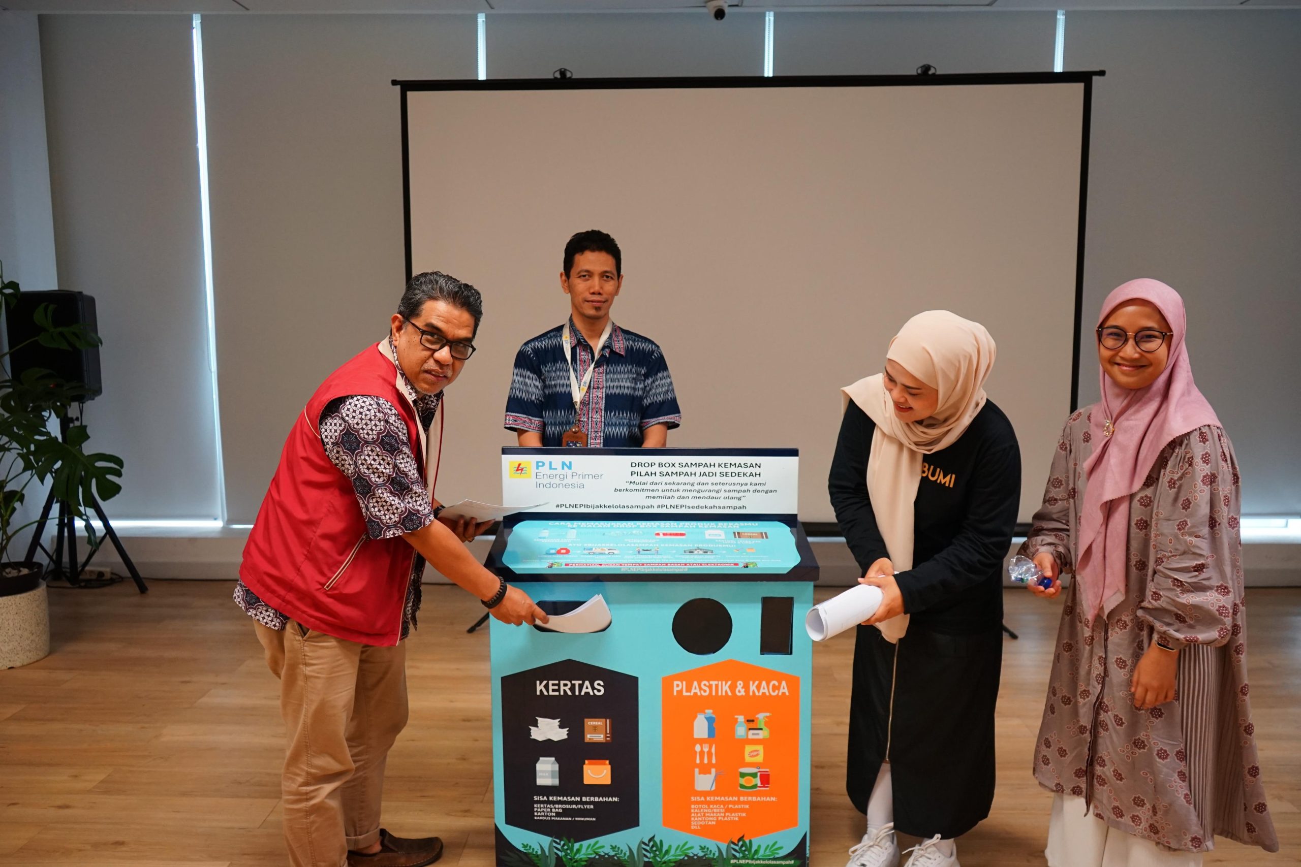 PLN EPI dan Warga Sulap Limbah Rumah Tangga Jadi Barang Bermanfaat