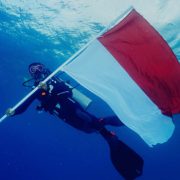 Meriahkan HUT ke-79 Kemerdekaan RI, Pertamina Gelar Pengibaran Bendera Bawah Laut