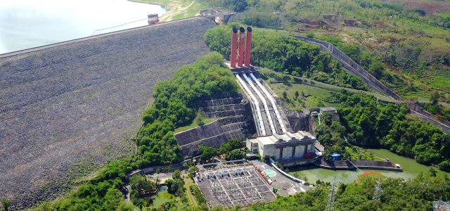 Kembangkan PLTS Terapung, PLN NP Optimalkan Produksi Energi Bersih dari Waduk Karangkates