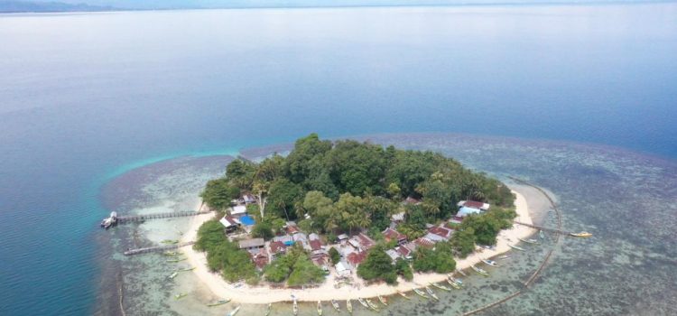 Pasang 118 Mikro PLTS, PLN Listriki Warga Tiga Pulau di Pangkep Dengan Energi Bersih