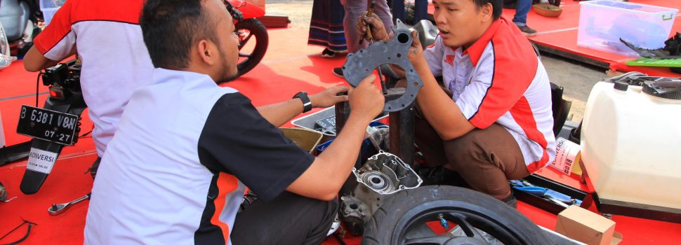 20 Sekolah Kejuruan Adu Skill di Kompetisi Konversi Motor Listrik PLN